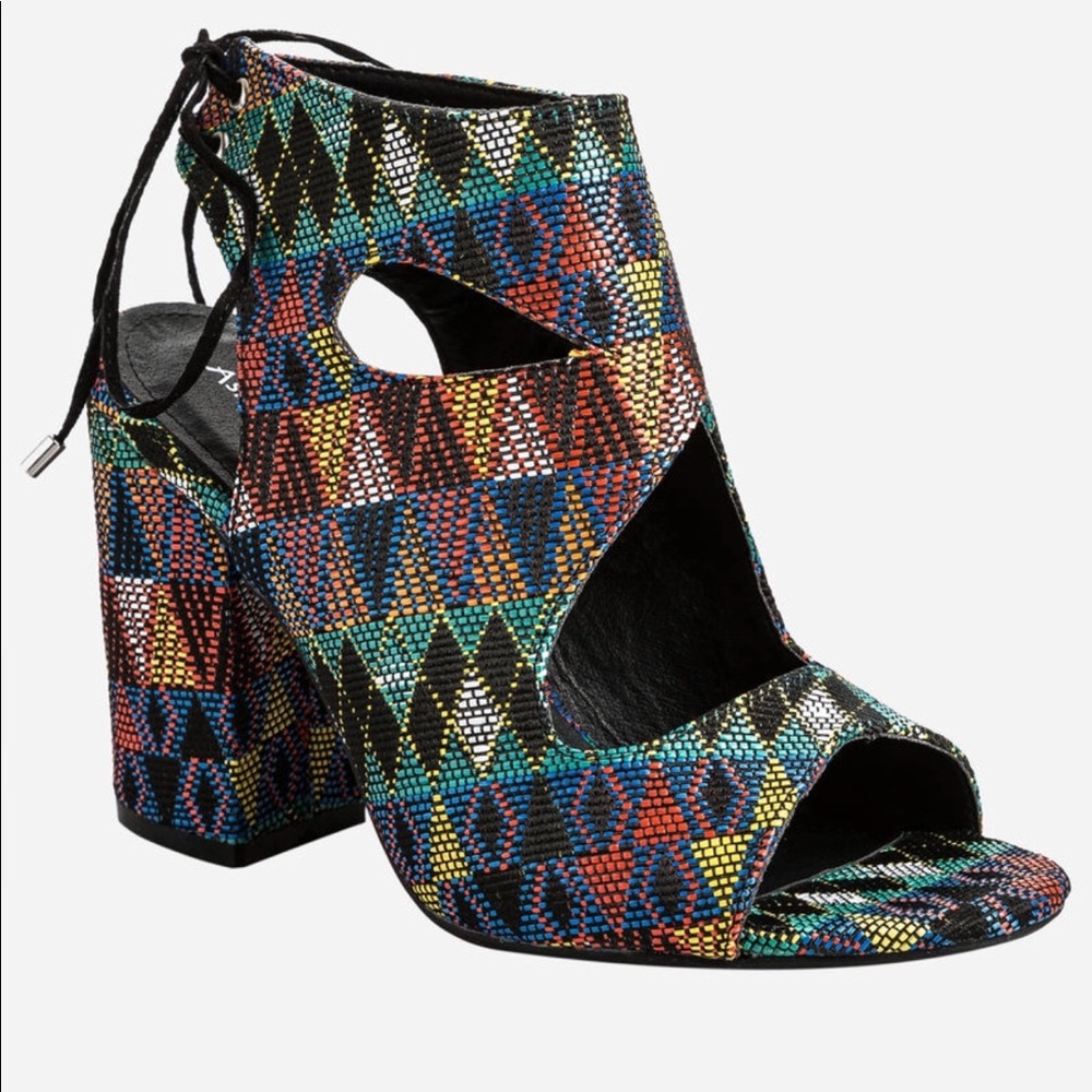 COPY - PATTERNED TIE BACK BLOCK HEEL - WIDE WIDTH
